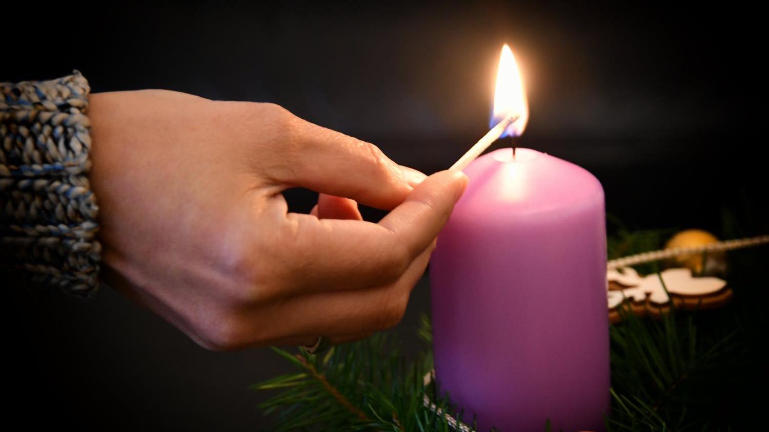 kerze-anzuenden-3_by_Yohanes_Vianey_Lein_pfarrbriefservice