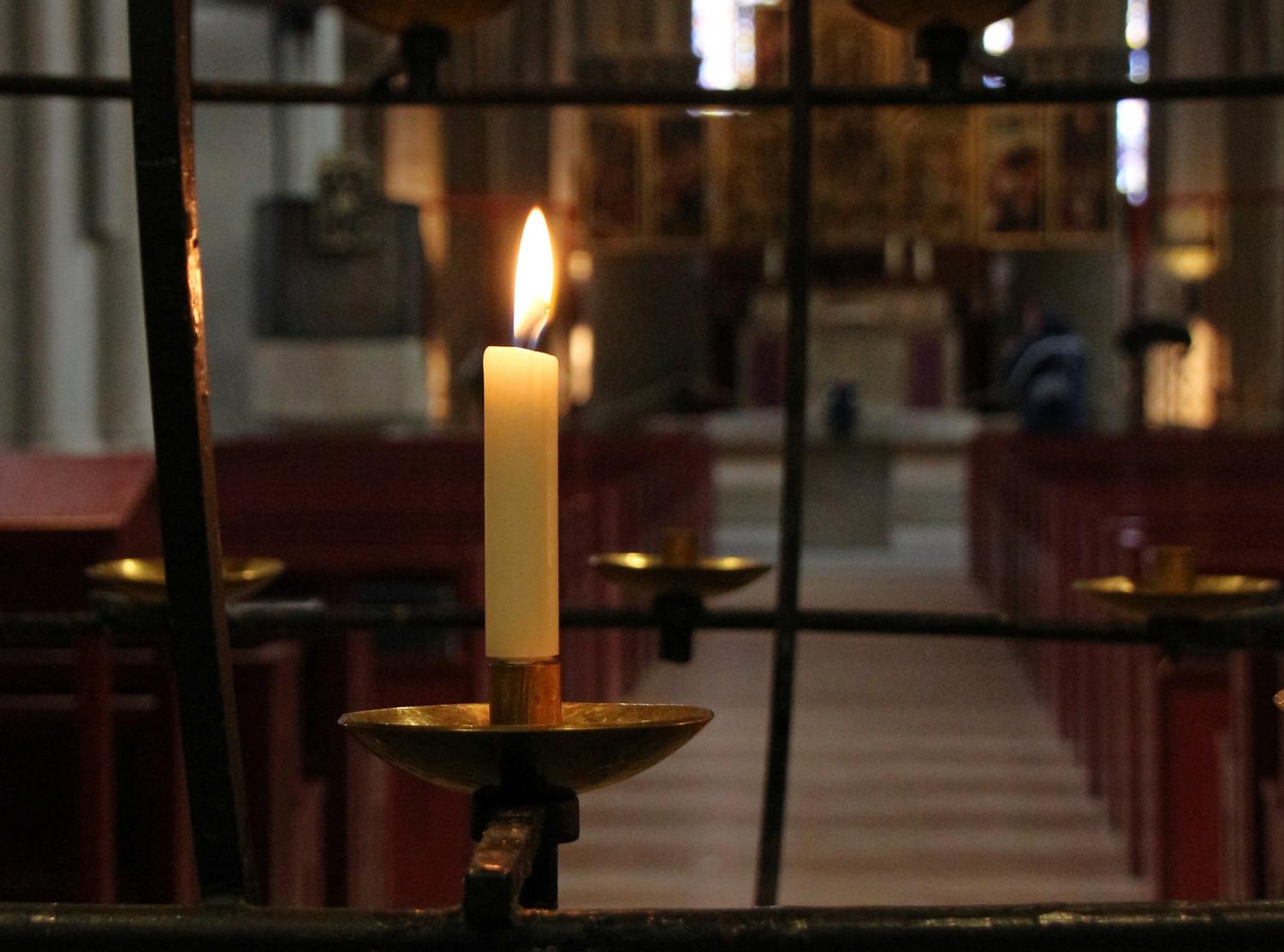 tod-kerze_in_einer_kirche_by_peter_weidemann_pfarrbriefservice