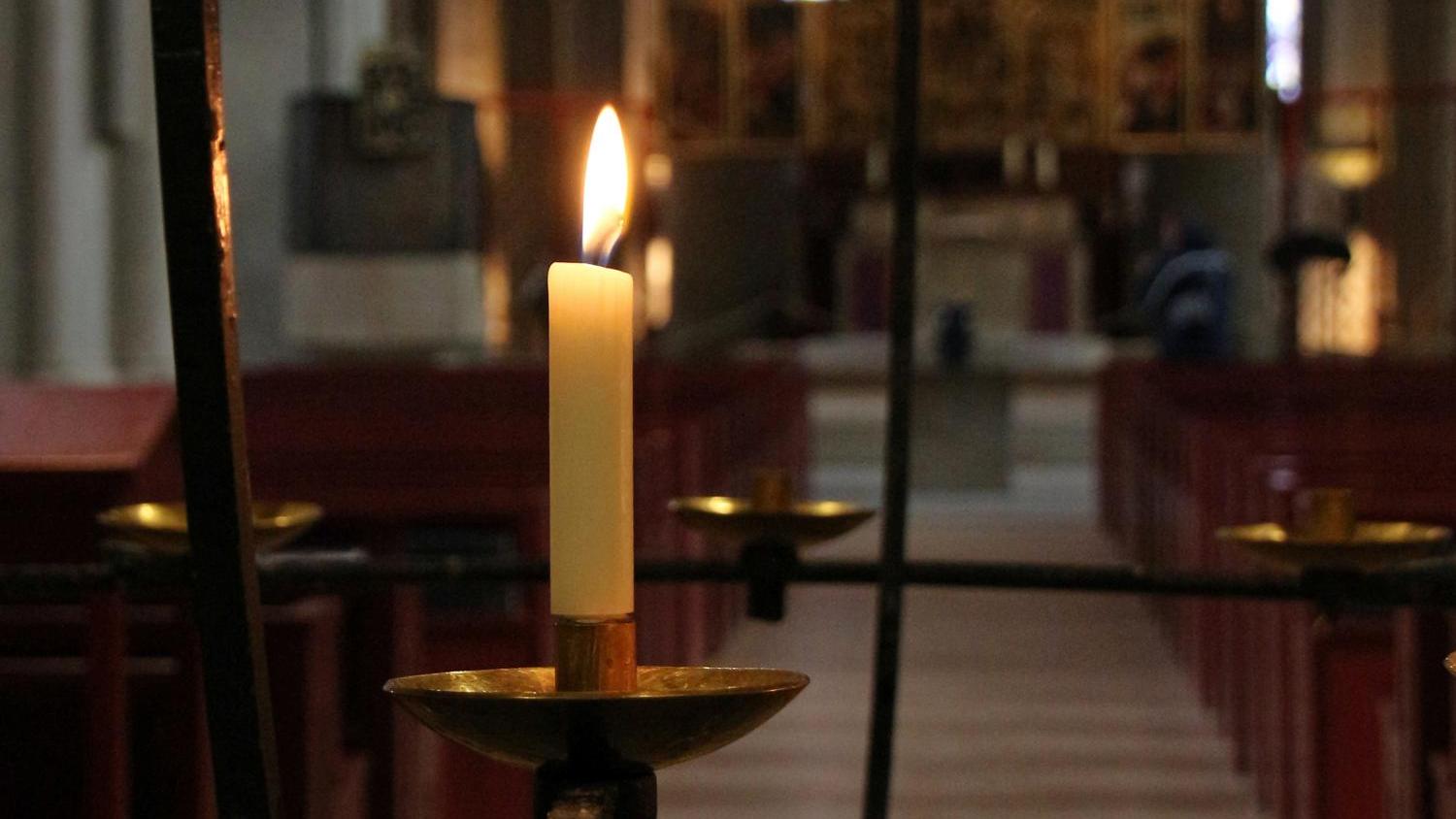 tod-kerze_in_einer_kirche_by_peter_weidemann_pfarrbriefservice